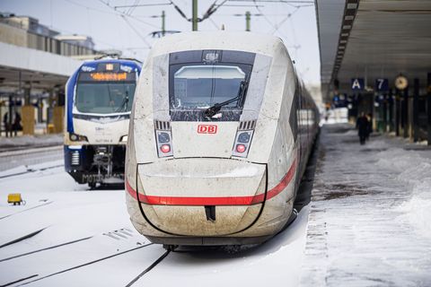 Der Bahnverkehr in Niedersachsen läuft nach dem Wetterchaos mit Einschränkungen wieder an. Foto: Moritz Frankenberg/dpa