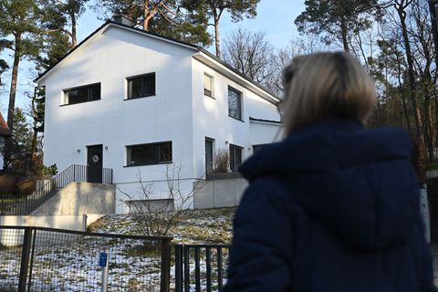 Das Haus in Rangsdorf beschäftigt seit Jahren die Brandenburger Justiz. (Archivbild) Foto: David Hammersen/dpa