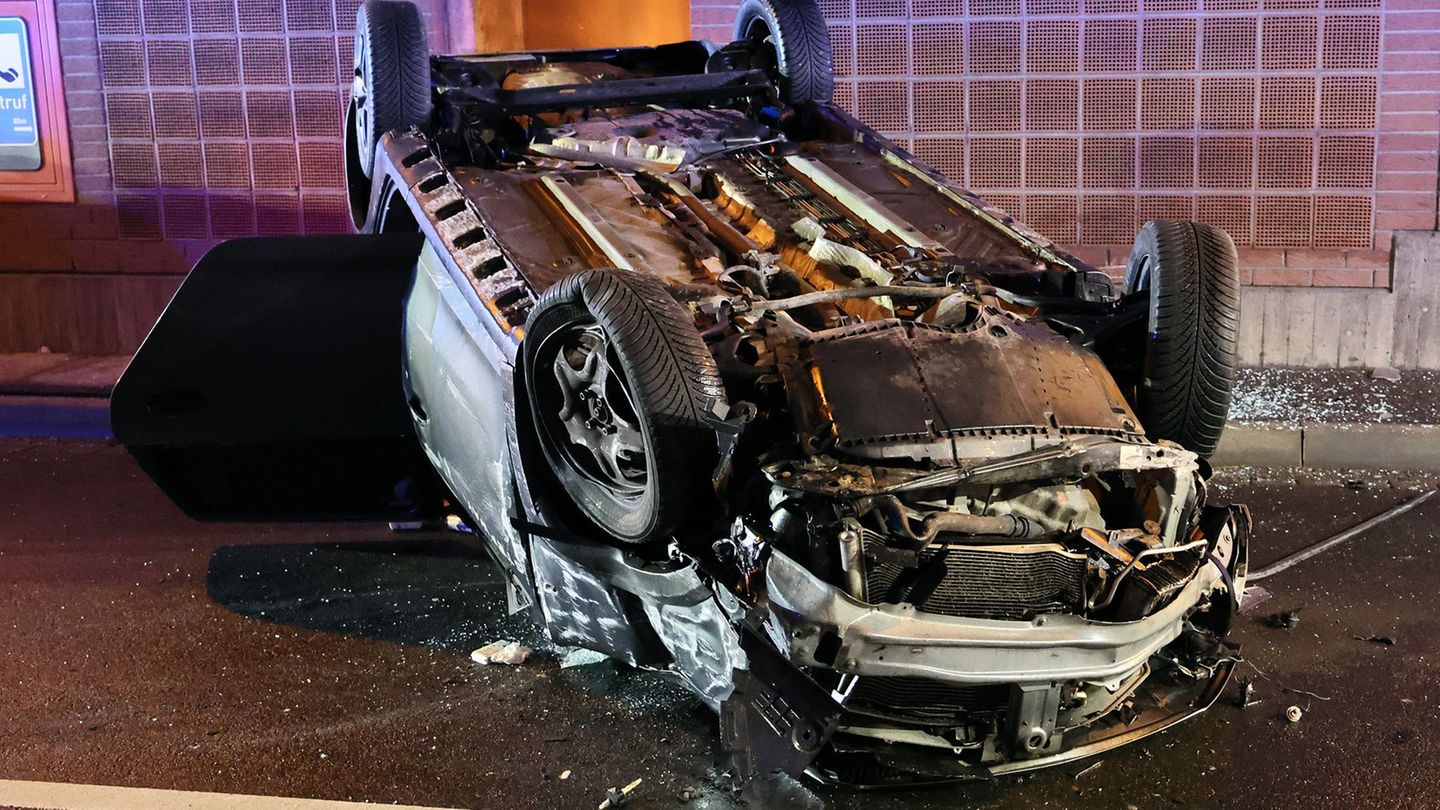 Aus bisher ungeklärter Ursache fuhr das Auto gegen einen Bordstein und prallte dann gegen die Tunnelwand. Foto: Ralf Hettler/dpa