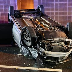 Aus bisher ungeklärter Ursache fuhr das Auto gegen einen Bordstein und prallte dann gegen die Tunnelwand. Foto: Ralf Hettler/dpa