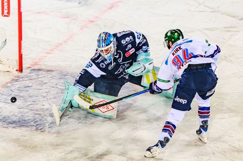 Liam Kirk erzielt den Siegtreffer der Eisbären Berlin gegen die Dresdner Eislöwen. Foto: Robert Michael/dpa