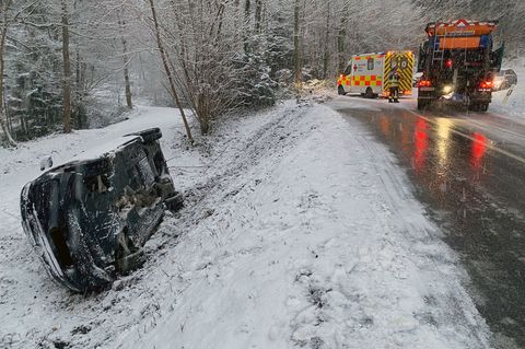 Streufahrzeuge streuen die Straße an der Unfallstelle. Foto: Feuerwehr Freiburg/dpa