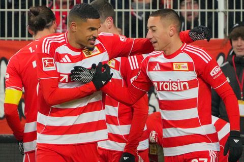 Danilho Doekhi (l) und Marin Ljubicic (1. FC Union Berlin) bejubeln den 2:2-Ausgleichstreffer. Foto: Soeren Stache/dpa