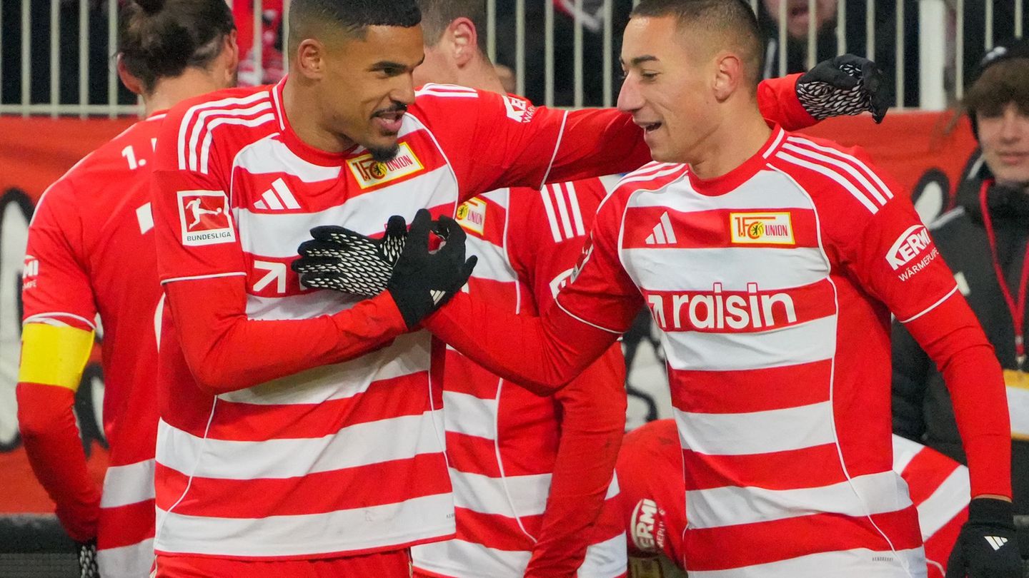 Danilho Doekhi (l) und Marin Ljubicic (1. FC Union Berlin) bejubeln den 2:2-Ausgleichstreffer. Foto: Soeren Stache/dpa