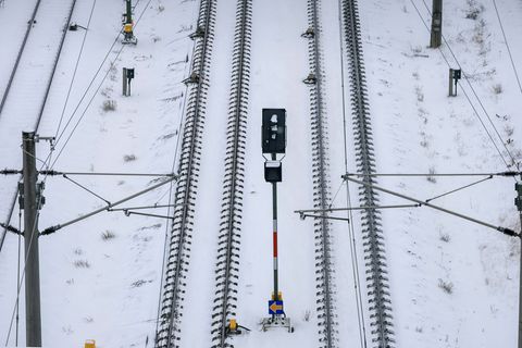 Das Winterwetter sorgt weiter für Ausfälle auf den Schienen. (Symbolbild) Foto: Jan Woitas/dpa