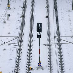 Das Winterwetter sorgt weiter für Ausfälle auf den Schienen. (Symbolbild) Foto: Jan Woitas/dpa