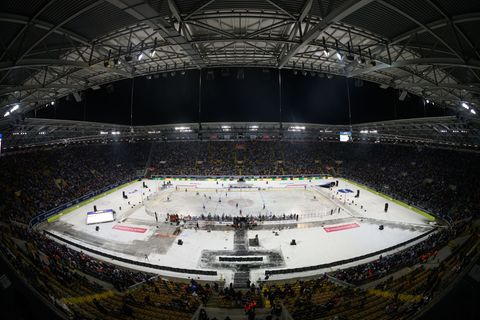 DEL Wintergame begeistert Spieler und Fans im Dresdner Rudolf-Harbig-Stadion. Foto: Robert Michael/dpa