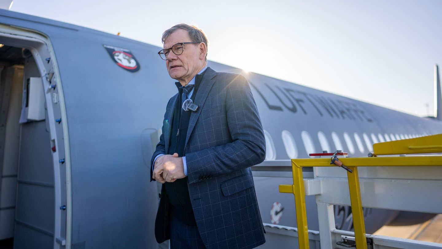 Johann Wadephul steht neben der offenen Tür eines grauen Luftwaffen-Airbus