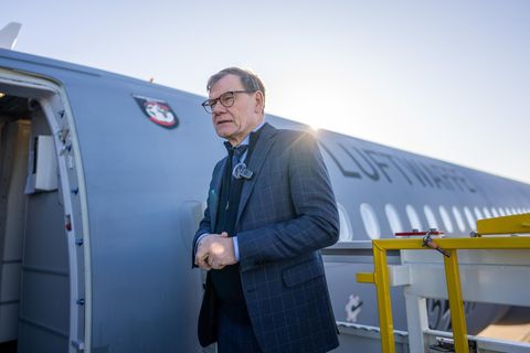 Johann Wadephul steht neben der offenen Tür eines grauen Luftwaffen-Airbus