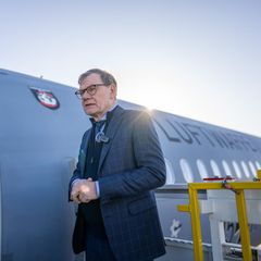 Johann Wadephul steht neben der offenen Tür eines grauen Luftwaffen-Airbus