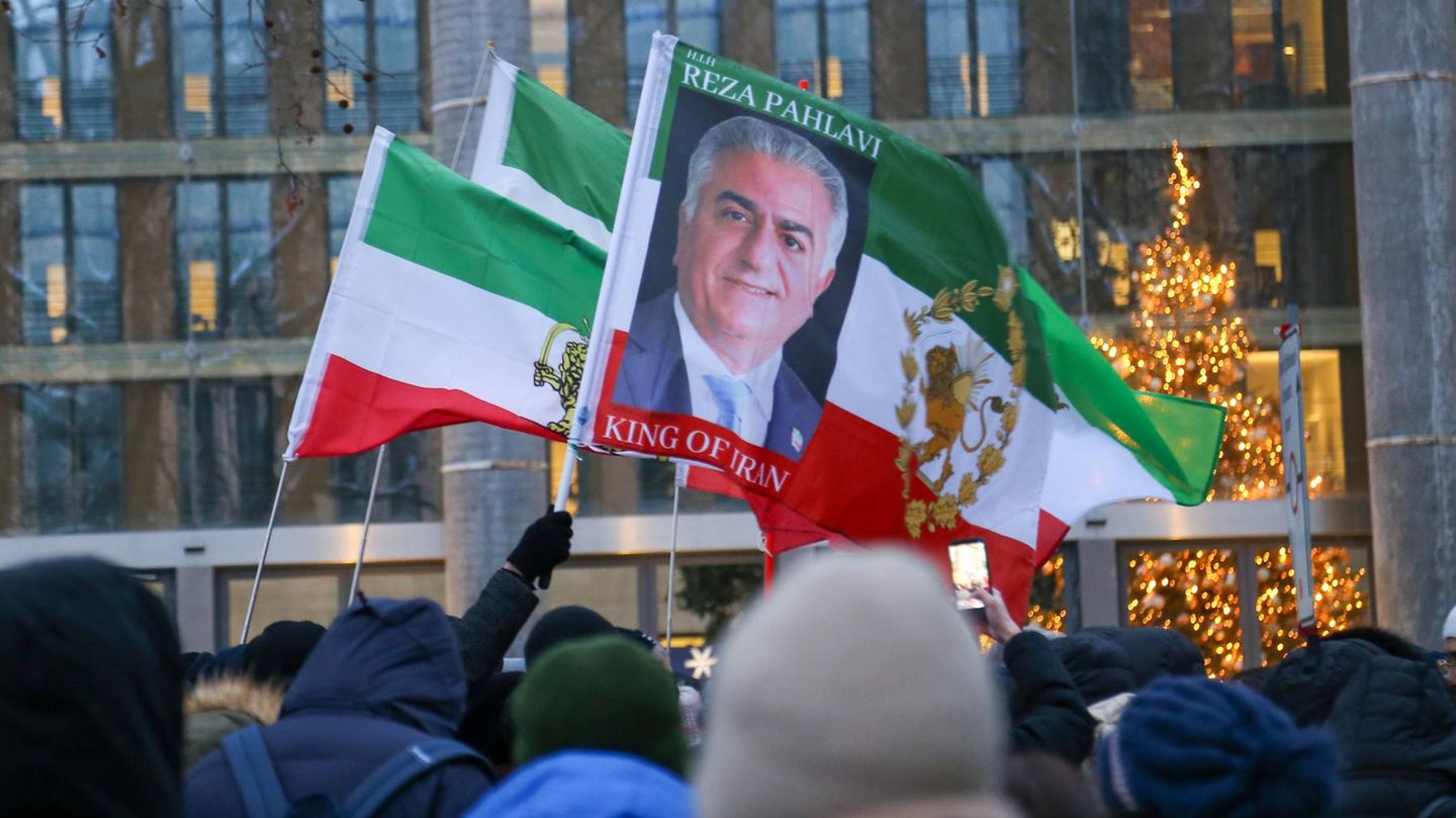 Reza-Pahlavi-Welche-Rolle-spielt-der-Schah-Sohn-bei-den-Protesten-im-Iran-