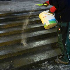 Für Montag warnt der Deutsche Wetterdienst vor Glatteis. Foto: Malin Wunderlich/dpa