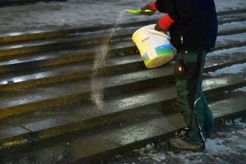 Für Montag warnt der Deutsche Wetterdienst vor Glatteis. Foto: Malin Wunderlich/dpa