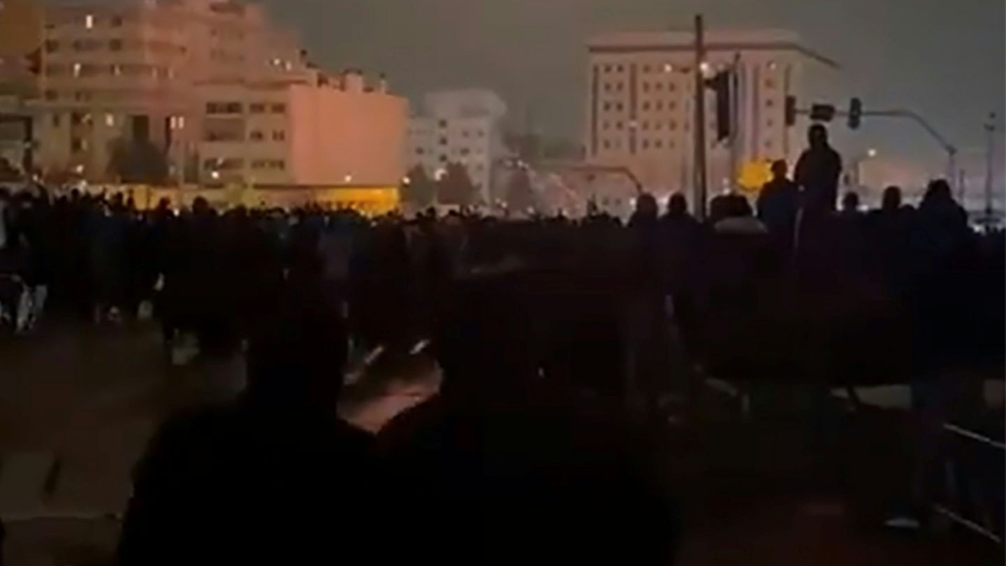 Massenproteste-im-Iran-gehen-weiter-Aktivisten-sprechen-von-192-Toten