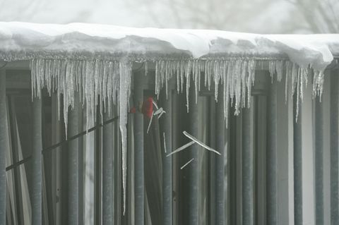 Auch Eiszapfen sind eine winterliche Gefahr. Foto: Marcus Brandt/dpa