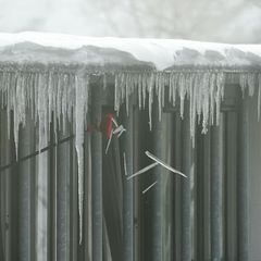 Auch Eiszapfen sind eine winterliche Gefahr. Foto: Marcus Brandt/dpa