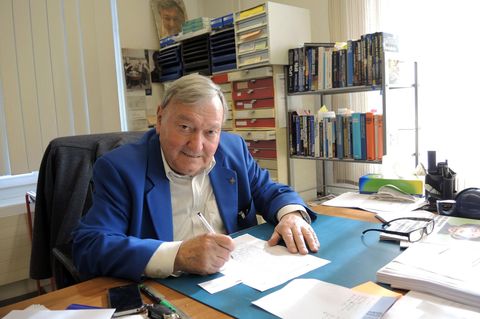 Erich von Däniken am Schreibtisch im Jahr 2015