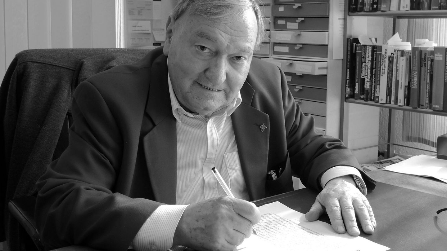 Vom Koch zum Bestseller-Autor. (Archivbild) Foto: Thomas Burmeister/dpa