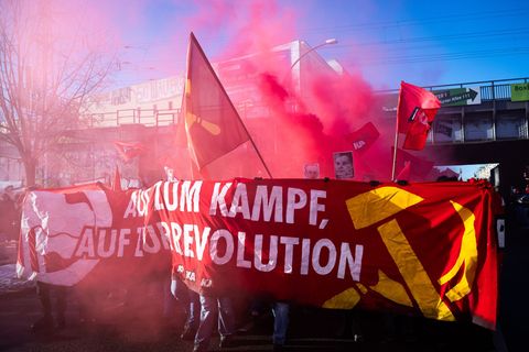 Tausende beteiligen sich an der Demonstration in Berlin. Foto: Christophe Gateau/dpa