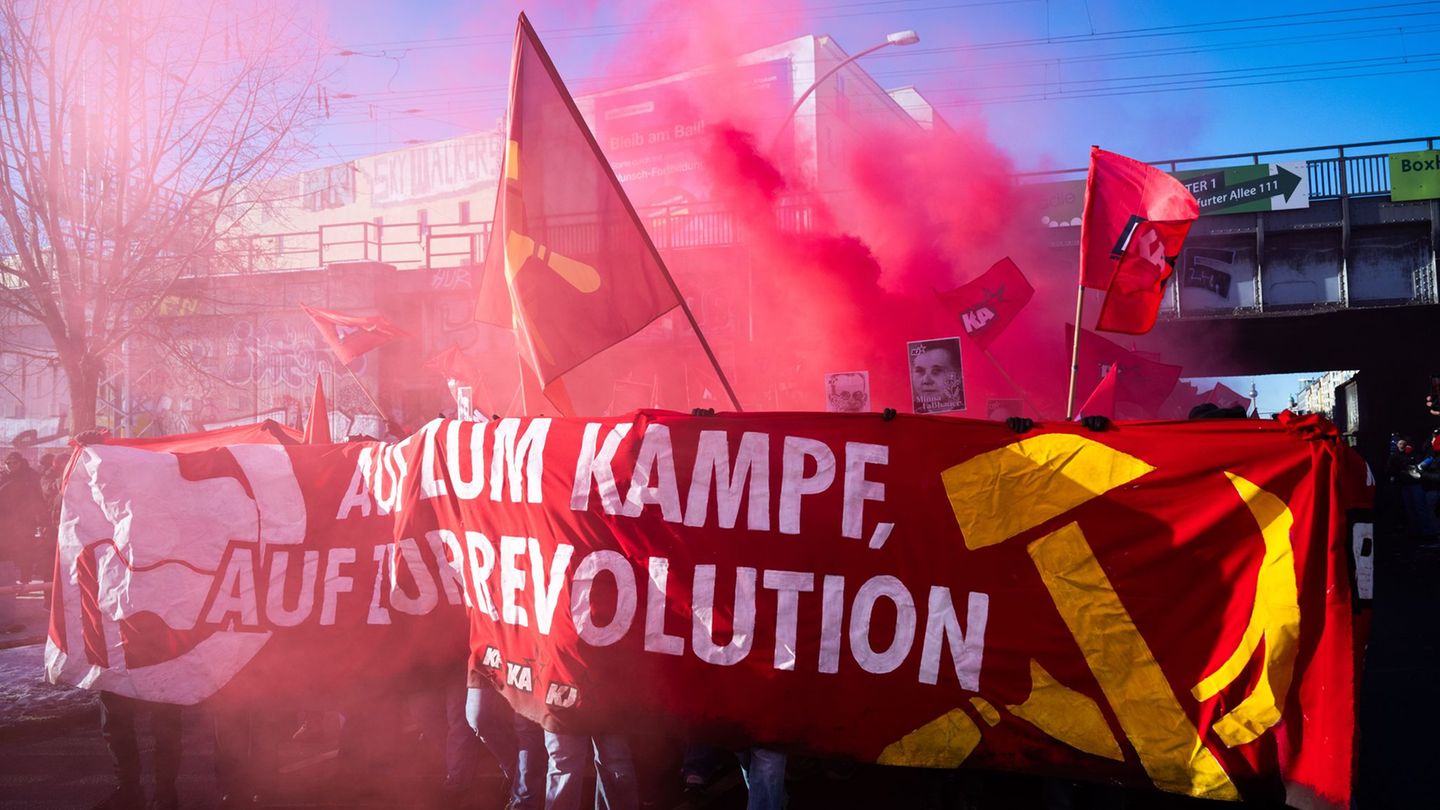 Tausende beteiligen sich an der Demonstration in Berlin. Foto: Christophe Gateau/dpa