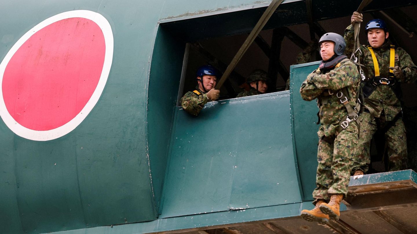 Tokio, Japan. Darf man auch als Verteidigungsminister mal die Hosen voll haben? Bestimmt – aber nicht vor der Truppe! Entsprechend tapfer schlägt sich Japans Verteidigungsminister Shinjiro Koizumi hier beim Fallschirmturmtraining auf dem Übungsgelände der japanischen Bodenselbstverteidigungsstreitkräfte in Funabashi