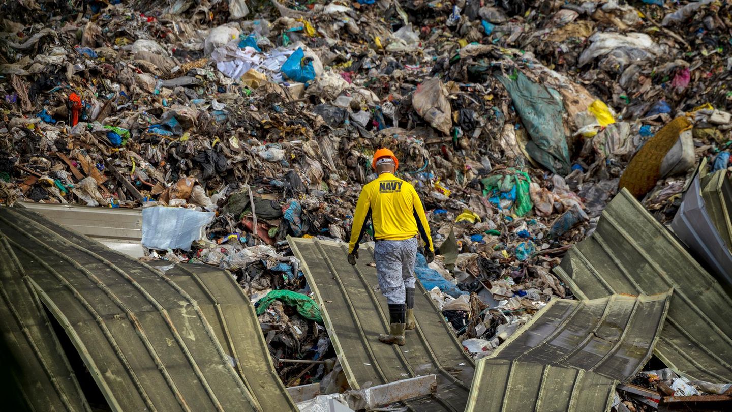 Cebuy, Philippinen. Müllhalden sind für viele Menschen in Süd- und Südostasien der Ort, der ihr Überleben sichert. Auf den Philippinen wurden die Überreste nun zum Grab: Ein Mensch starb, als sich der Haufen in einer Lawine über den Müllplatz ergoss, 34 weitere Personen werden vermisst. Auch vier Tage nach dem Unglück suchen Rettungskräfte nach den Verschütteten