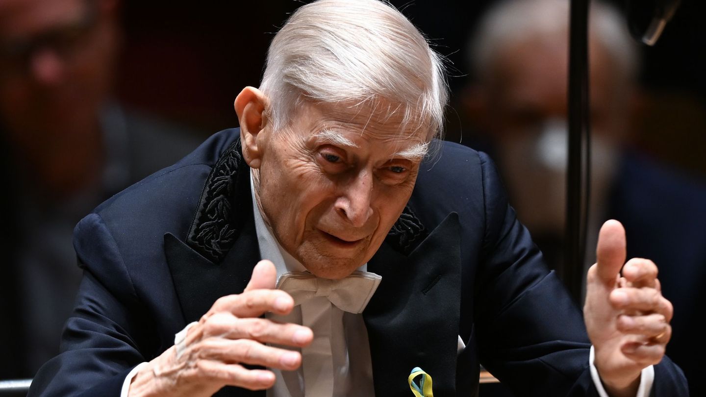 Dirigent Herbert Blomstedt (98) hat als Dirigent der Staatskapelle Dresden das Publikum in der Semperoper begeistert. (Archivbil