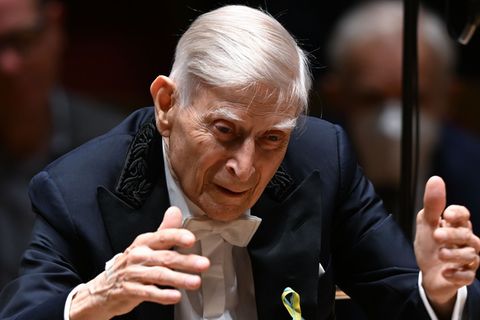 Dirigent Herbert Blomstedt (98) hat als Dirigent der Staatskapelle Dresden das Publikum in der Semperoper begeistert. (Archivbil