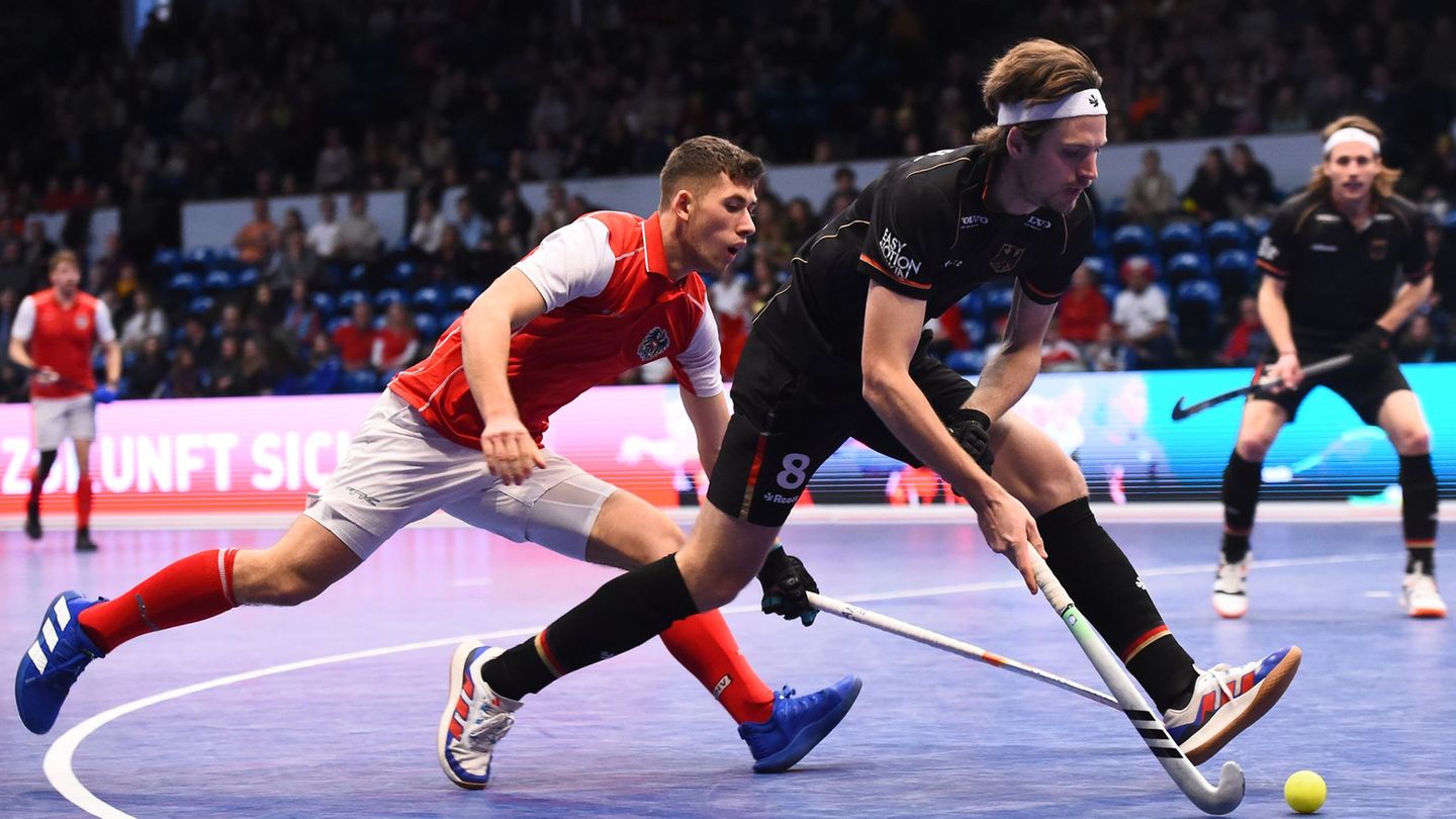 Kapitän Anton Boeckel (r.) hat mit den Hockey-Herren die Titelverteidigung bei der Heim-EM verpasst. (Archivbild) Foto: Gregor F
