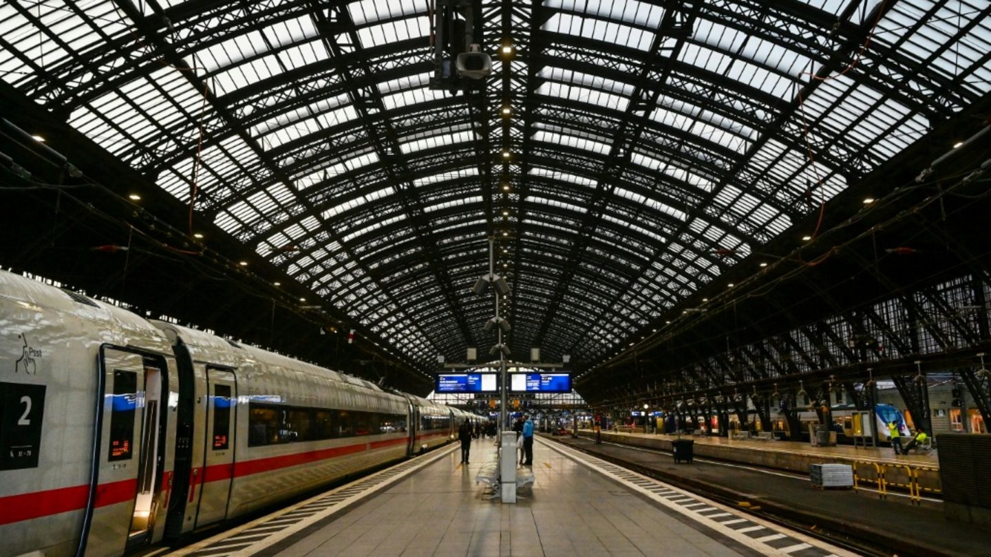 k-ln-mann-mit-vermeintlich-blutverschmierter-machete-l-st-polizeieinsatz-in-ice-aus