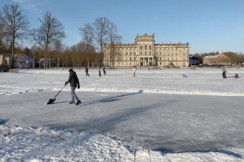 Schlittschuhlaufen mit Blick auf Schloss Ludwigslust. Foto: Iris Leithold/dpa