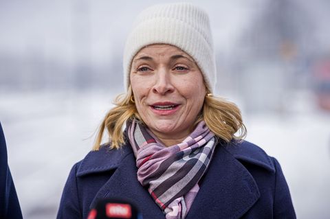Nach zahlreichen Zugausfällen und Verspätungen läuft der Fernverkehr der Bahn langsam wieder an. Foto: Moritz Frankenberg/dpa