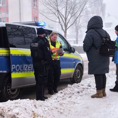 Polizisten kontrollierten die Evakuierung im Radius von rund 1.000 Metern um die Fundstelle einer 250 Kilogramm schweren Weltkri