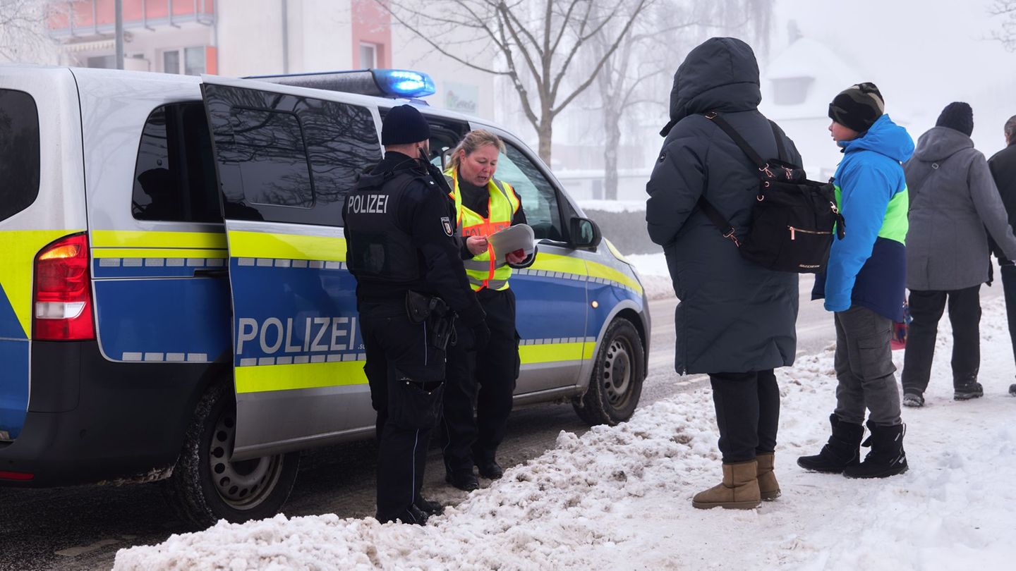 Polizisten kontrollierten die Evakuierung im Radius von rund 1.000 Metern um die Fundstelle einer 250 Kilogramm schweren Weltkri