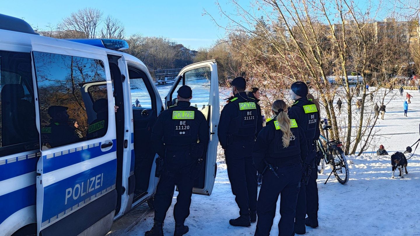 Die Berliner Polizei warnt vor dem Betreten der Eisflächen. Foto: Stella Venohr/dpa