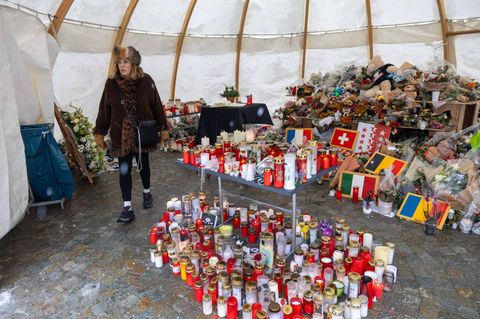 Fotos, Kerzen, Blumen und Plüschtiere liegen zum Gedenken vor der Bar in Crans-Montana
