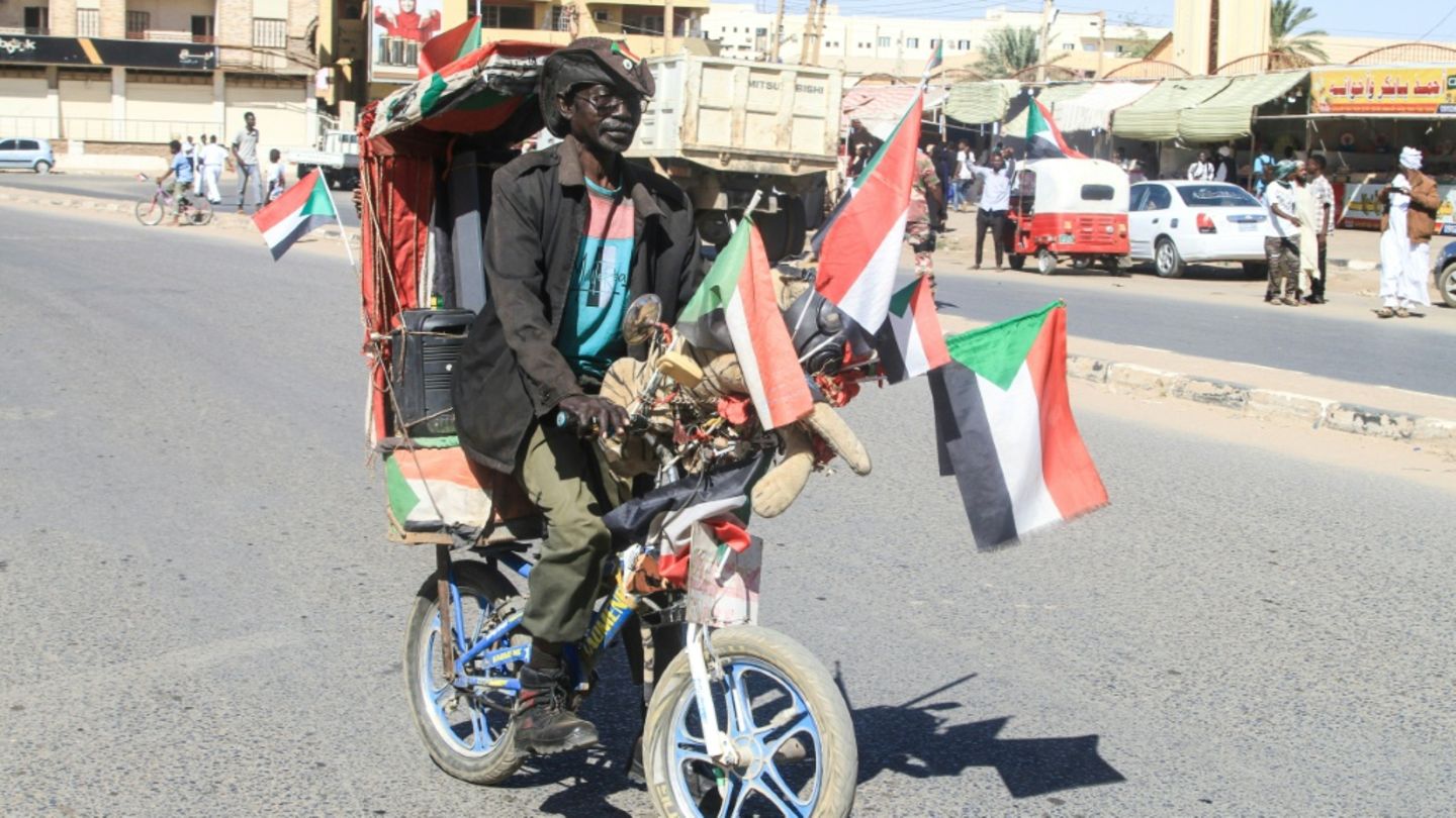 Unterstützer der sudanesischen Armee in Khartum (im Dezember)