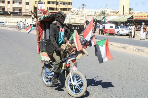 Unterstützer der sudanesischen Armee in Khartum (im Dezember)