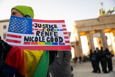 Mit einer Mahnwache in Berlin wird an Renee Nicole Good erinnert. Foto: Christophe Gateau/dpa