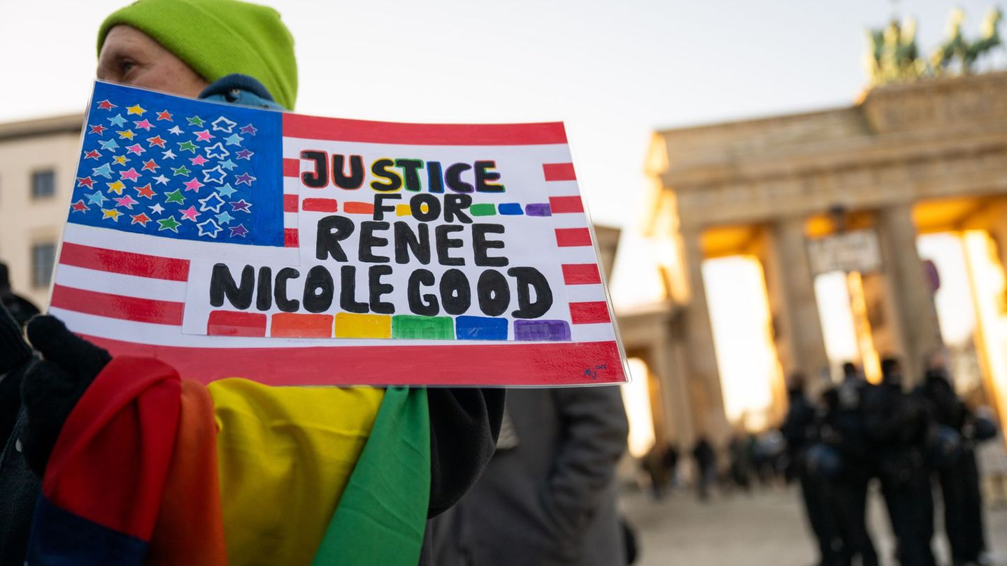 Mit einer Mahnwache in Berlin wird an Renee Nicole Good erinnert. Foto: Christophe Gateau/dpa