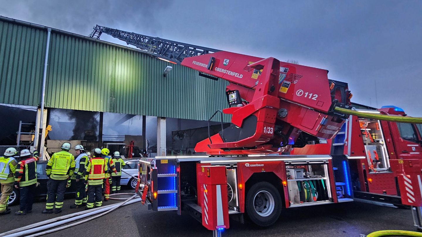 Die Feuerwehr ist bei einem Brand einer Lagerhalle in Oberstenfeld im Einsatz. Foto: Andreas Rosar/dpa