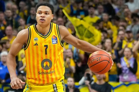 Jack Kayil spielt den Ball für Alba Berlin. (Archivfoto) Foto: Soeren Stache/dpa