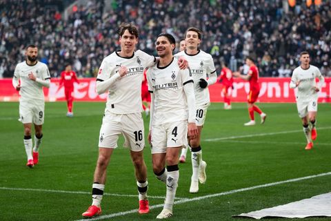 Sander und Diks freuen sich über die frühe Führung. Foto: Marius Becker/dpa