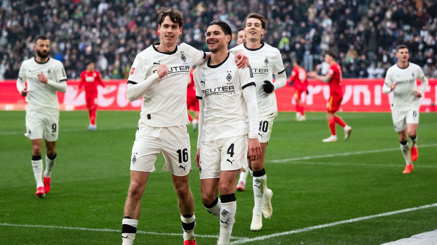 Sander und Diks freuen sich über die frühe Führung. Foto: Marius Becker/dpa