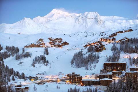 Bei Lawinenabgängen in den französischen Alpen, darunter im Skigebiet La Plagne, gab es Tote. (Archivbild) Foto: Jean-Pierre Cla