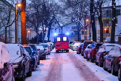 Das Winterwetter macht die Straßen in Deutschland rutschig und glatt