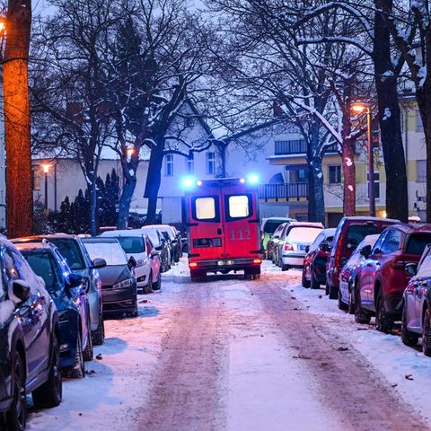 Das Winterwetter macht die Straßen in Deutschland rutschig und glatt