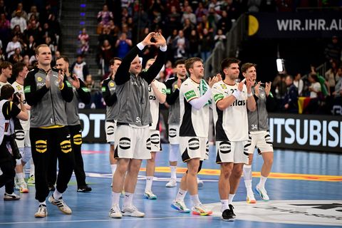 Die deutschen Handballer bedankten sich nach dem Sieg gegen Kroatien für die Unterstützung der Fans. Foto: Sina Schuldt/dpa