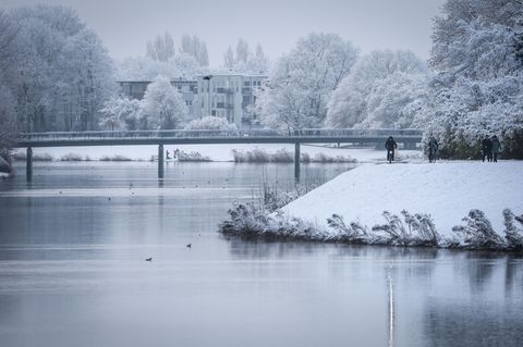 Das Winterwetter sorgt in Bremen für schöne Landschaften und Herausforderungen. Regulären Schulunterricht gibt es am Montag nich
