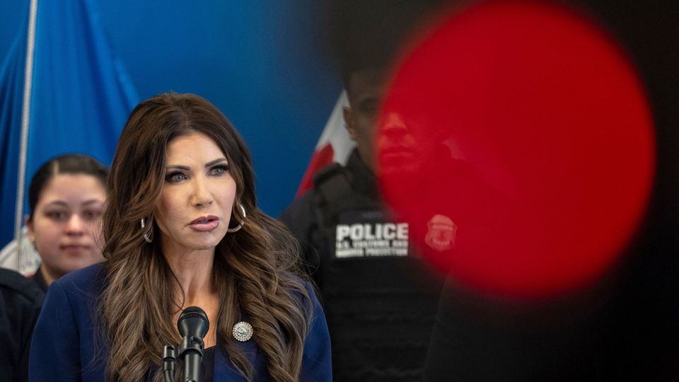 Kündigt die Entsendung Hunderter weiterer Bundesbeamter nach Minneapolis an - US-Heimatschutzministerin Kristi Noem. (Archivbild